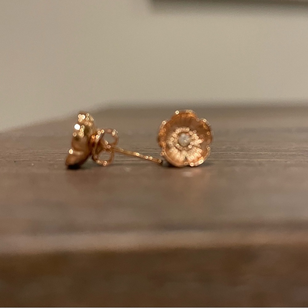Little girl’s rose gold color earrings
